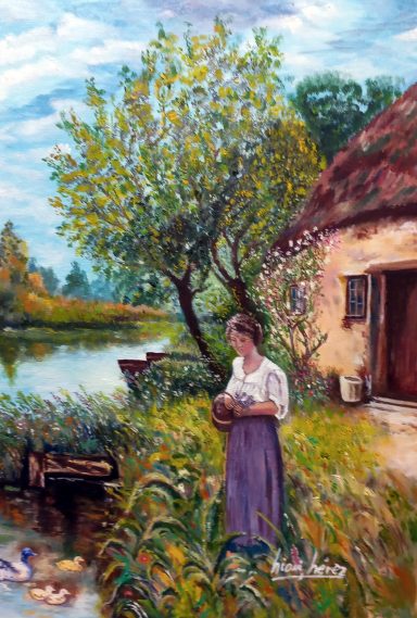 Orilla tranquila Mujer junto a un estanque, sosteniendo un cesto, con casa y árboles al fondo.