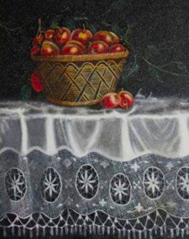 Romance en la mesa Cesta de manzanas sobre una mesa con un mantel de encaje.